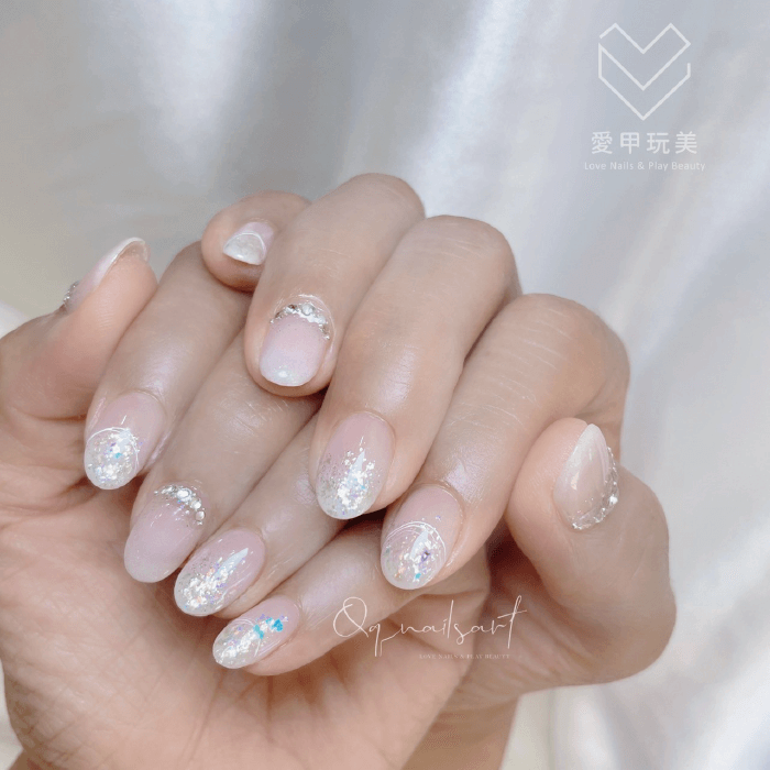 白色漸層美甲加上花紋,適合搭被小洋裝 QQ老師美甲作品-台中美甲推薦