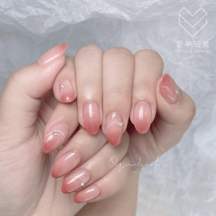 粉紅漸層色系,加上細細的點綴線更加有型 QQ老師美甲作品-台中美甲推薦