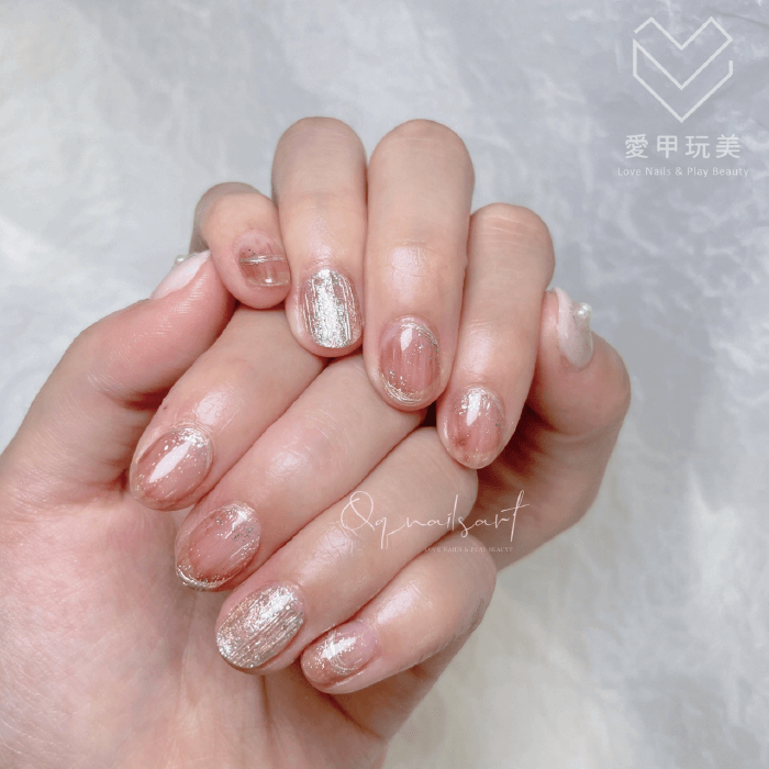 短甲搭配亮亮的銀粉,讓美甲更時尚 QQ老師美甲作品-台中美甲推薦