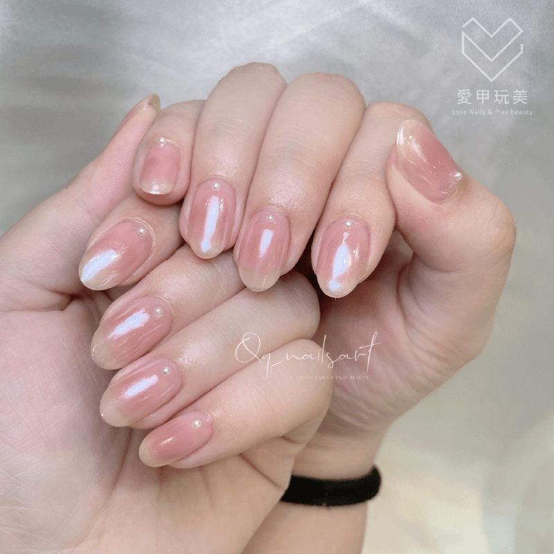 半透明反光美甲,使風格更有現代感 QQ老師美甲作品-台中美甲推薦