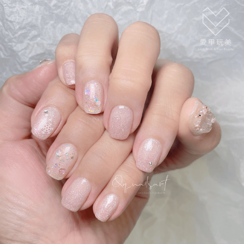 粉色亮片美甲,讓你隨時都能呈現甜美韻味 QQ老師美甲作品-台中美甲推薦