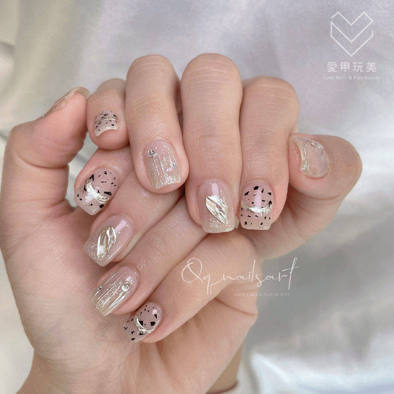 塗抹風格加上畫筆點綴,使美甲更加時尚有型 QQ老師美甲作品-台中美甲推薦