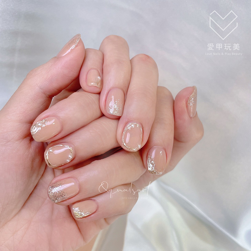 裸色美甲的優雅韻味,能夠襯托出手部的細緻和優美曲線 QQ老師美甲作品-台中美甲推薦