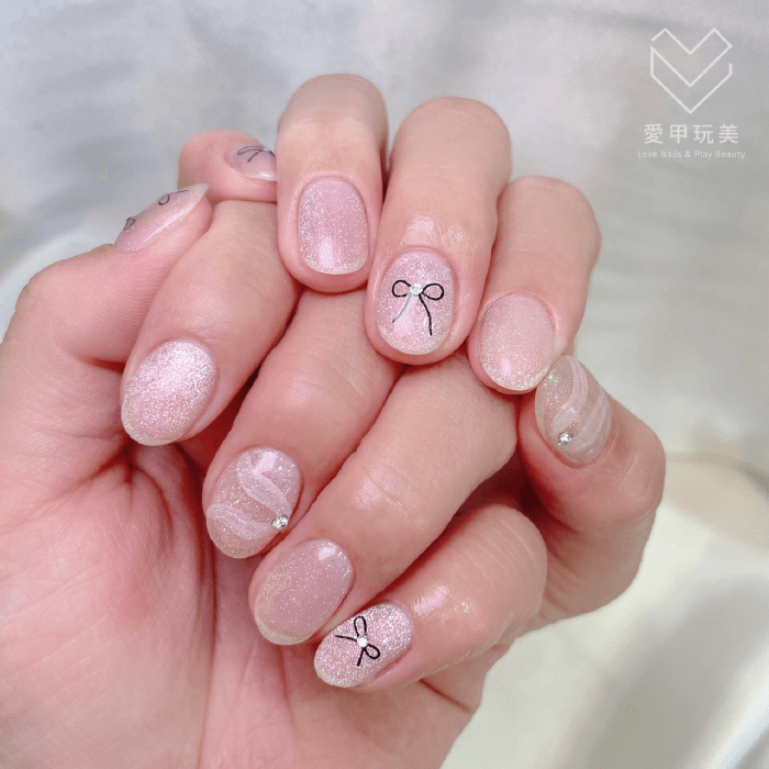 裸色亮粉加上蝴蝶結點綴,讓每甲充滿童趣 QQ老師美甲作品-台中美甲推薦