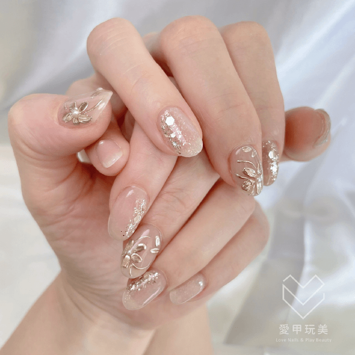 裸色搭配金色美甲設計,讓指尖更加有氣質 QQ老師美甲作品-台中美甲推薦