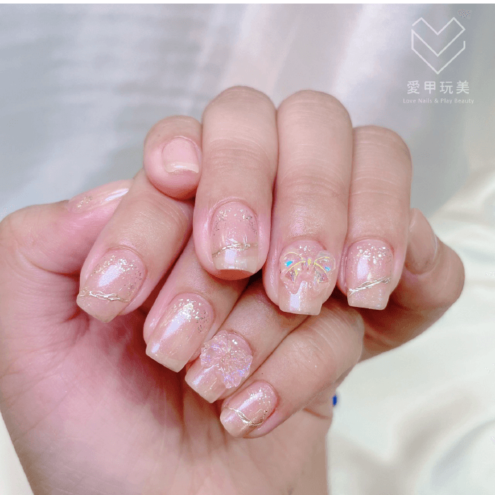 裸粉色基底搭配細緻的白色微笑線,清新自然 QQ老師美甲作品-台中美甲推薦