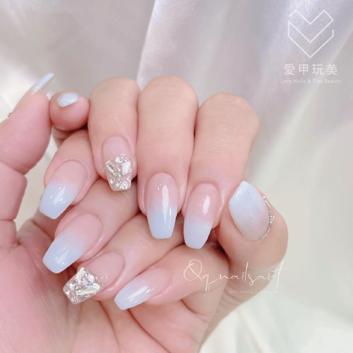 藍白漸層美甲,加上鑽飾讓指尖更加華麗 QQ老師美甲作品-台中美甲推薦