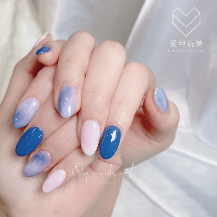 藍色加上白色的渲染,讓指尖呈現時尚與現代風格 QQ老師美甲作品-台中美甲推薦