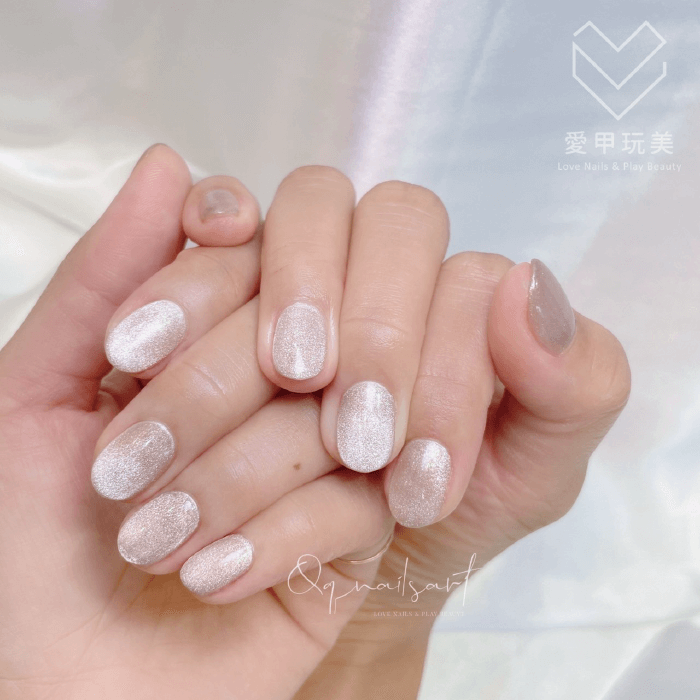 白色加上閃亮亮的亮片,就像白月光般的閃耀 QQ老師美甲作品-台中美甲推薦
