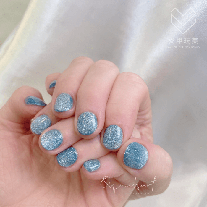 亮片藍美甲設計,點綴出你的個人時尚 QQ老師美甲作品-台中美甲推薦