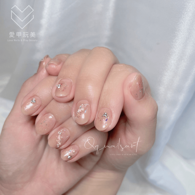 裸色亮片美甲設計,讓手部肌膚看起來更加白皙 QQ老師美甲作品-台中美甲推薦