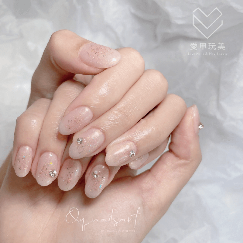 裸色系美甲加上亮片,讓你隱隱約約露出時尚 QQ老師美甲作品-台中美甲推薦
